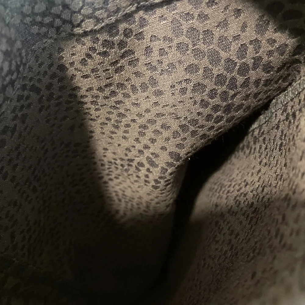 Silvian Heach women's size 26 inside & out snakeskin print skinny pants 28x29 " Gray - Image 8