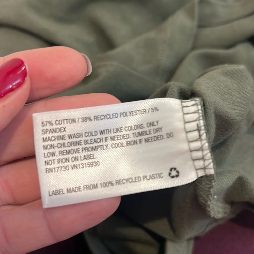 Wild fable army green crop top stretchy t-shirt size medium. - Image 5