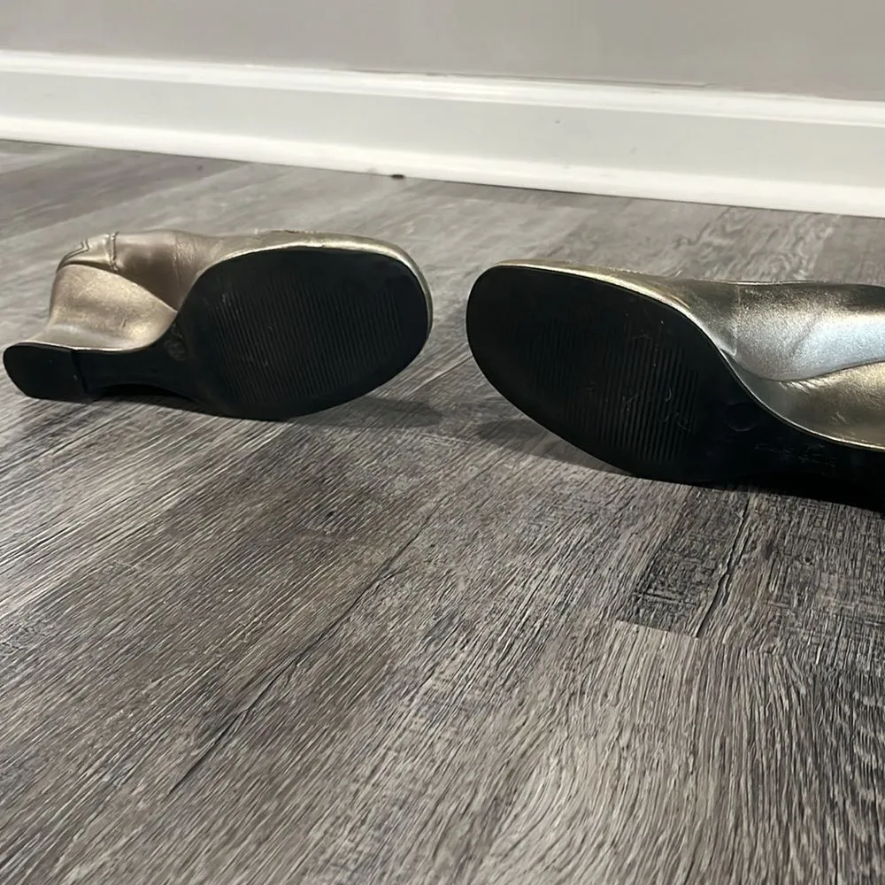 BCBG Silver Metallic Leather Wedges w/ embroidery, fits like 7.5 - Image 6