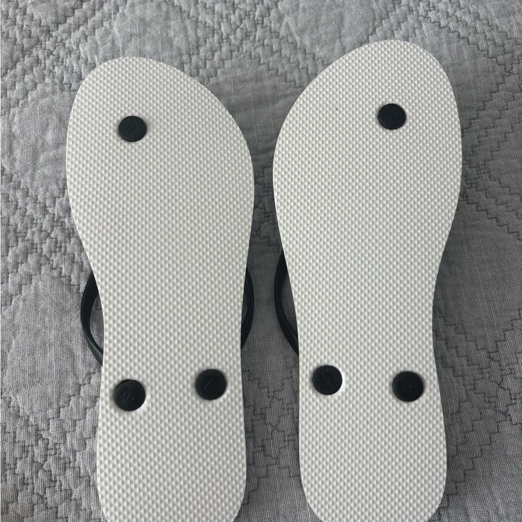 NWOT Old Navy Striped Flip Flops - Image 3