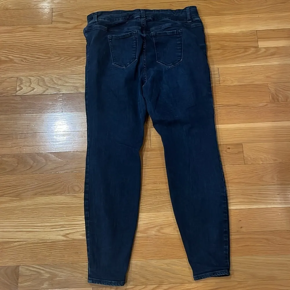 Old Navy Rockstar mid-rise sculpt jeans size 16 extra regular. - Image 8