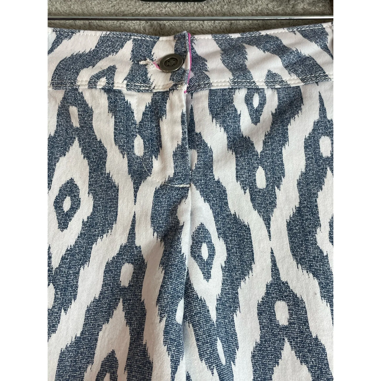 Isaac Mizrahi Shorts Size 8 Blue Ikat Tailored Low Rise Preppy Country Club - Image 2