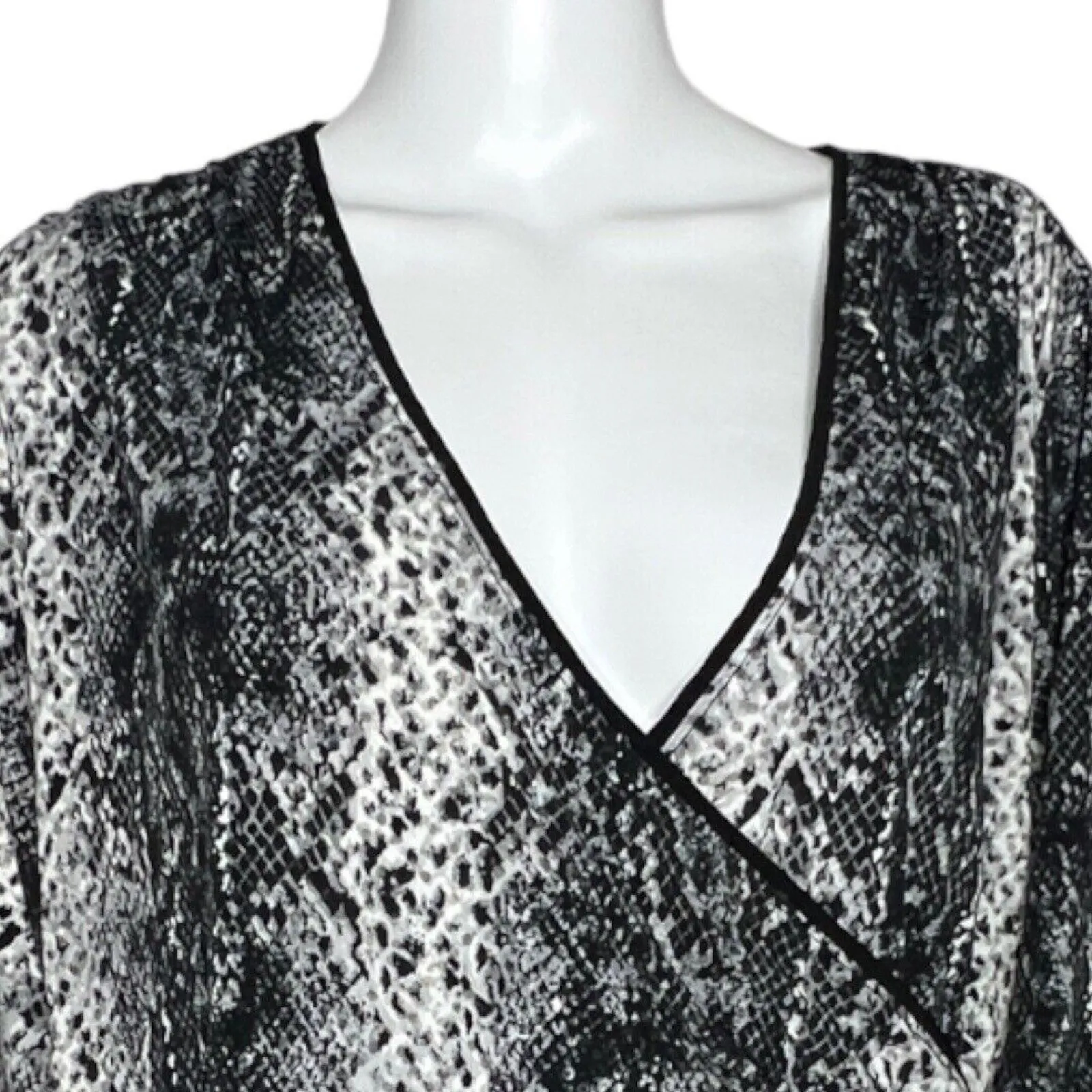 Susan Graver Shirt Womens Large Gray Black Snake Print‎ Surplice Edgy Rocker - Image 5