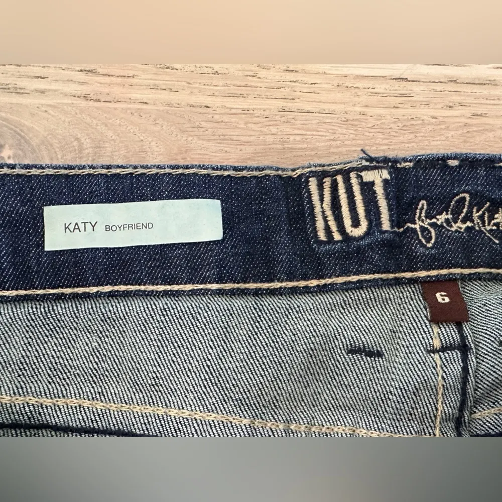 KUT from the Kloth Katy boyfriend dark wash denim size 6 - Image 2