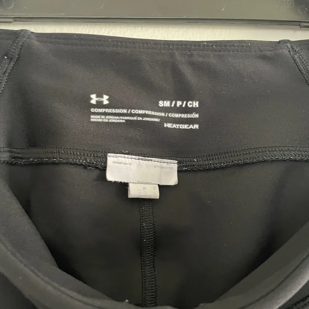 Under Armour Black Compression RUN Capri Leggings with Pocket - Image 3
