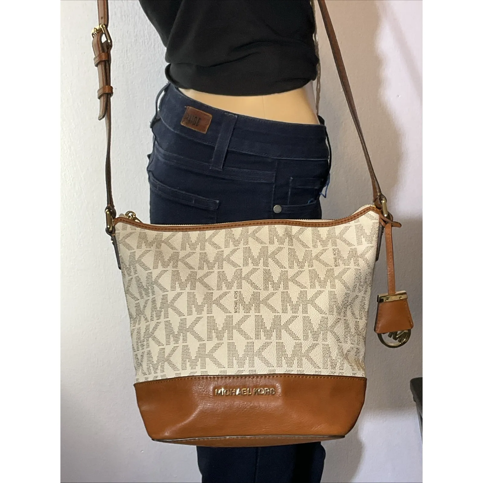 Michael Kors Vanilla Bedford Medium Logo Messenger Crossbody Bucket Bag - Image 6