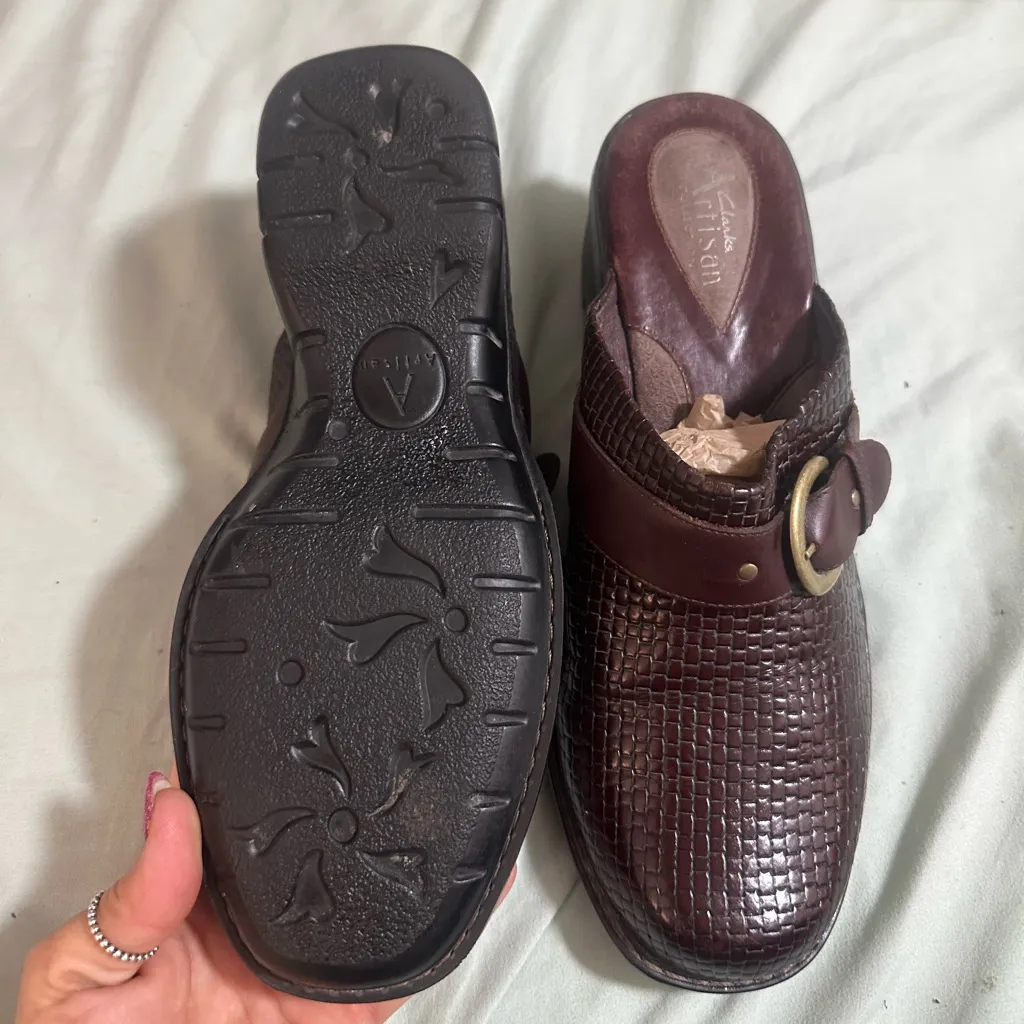 Clarks Artisan Women’s Burgundy Woven Leather Mule Clogs Shoes Sz 10 - Image 5