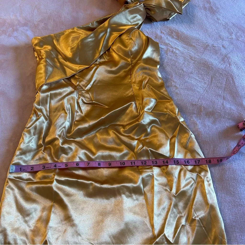 NWOT gold satin one shoulder prom dress with bow on shoulder back slit size 8 - Image 9