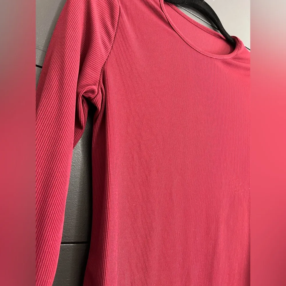 Burgundy Long Sleeve Ribbed Stretch Fitted Women’s Shirt Sz M NWOT Size M - Image 6