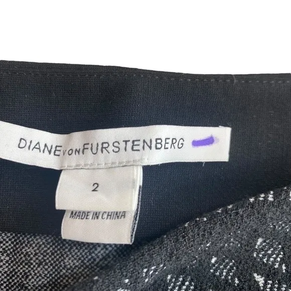 Diane von Furstenberg black and white‎ abstract print mae pencil skirt size 2 - Image 3