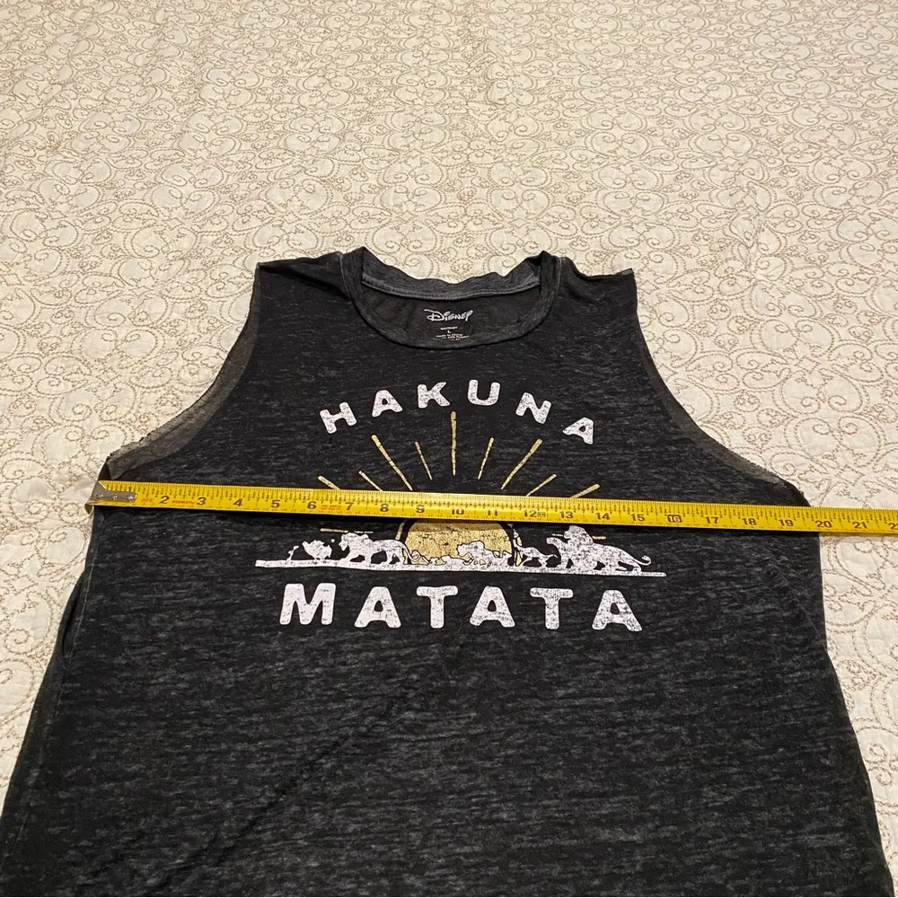 Disney Women’s Hakuna Matata Muscle Tee Size Large - Image 5