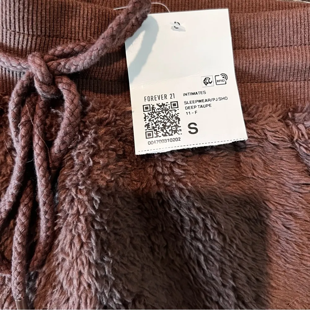 NWT  Plush Deep Taupe Drawstring Loungewear Crop Hoodie + Shorts - Image 5