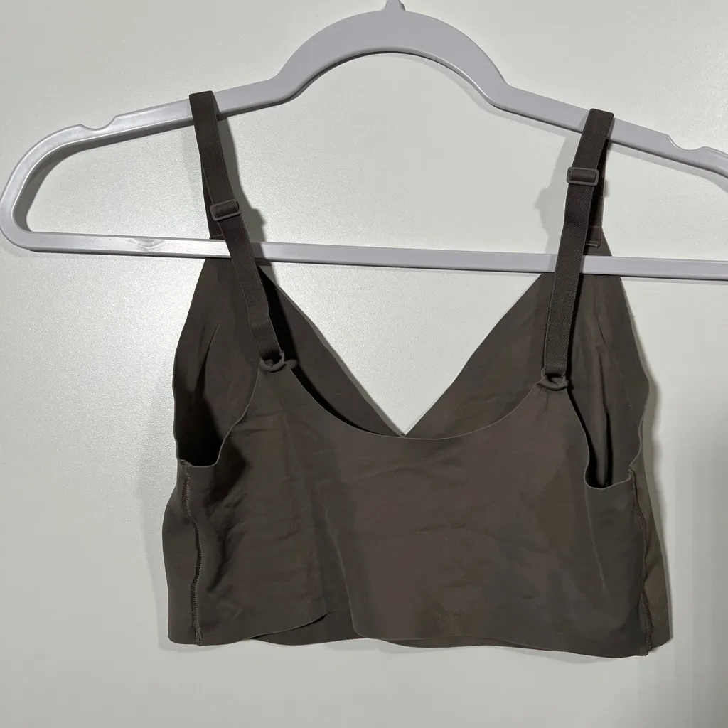 True & Co Triangle Bralette in Gray Everybody Adjustable Strap Size Medium - Image 3