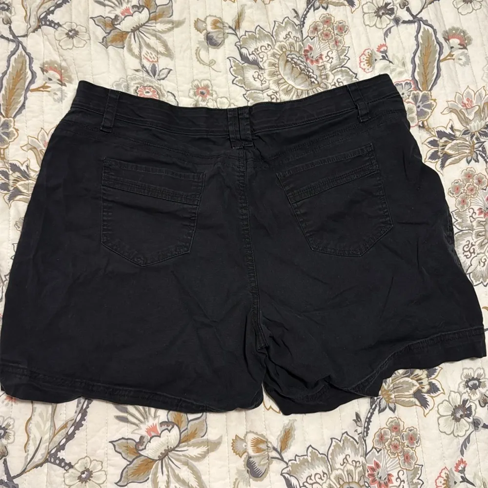 Gloria Vanderbilt black shorts - Image 3