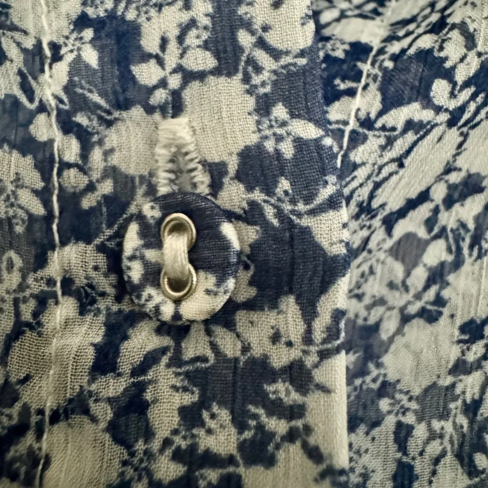 Zara sheer blue white ditzy floral button-down blouse size S - Image 5