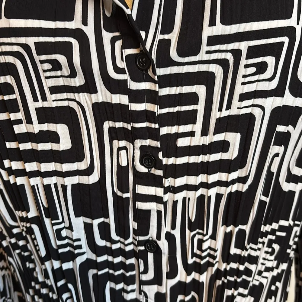 Lane Bryant black-and-white design long sleeve collared shirt size 18/20 - Image 4