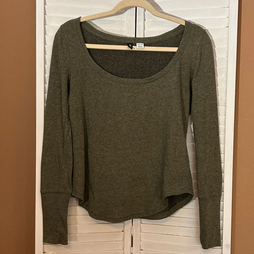 BDG by Urban Outfitters size XS oversized ribbed thermal long sleeve top Olive - Image 2