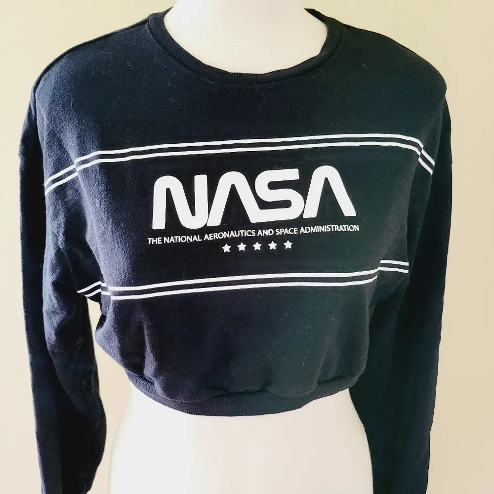H&M cropped Nasa sweatshirt size small - Image 2