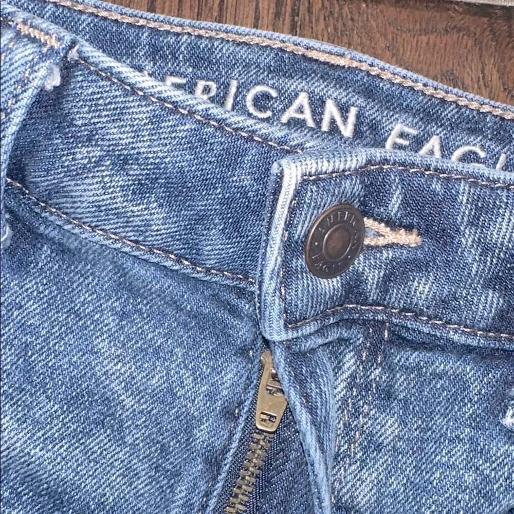 American Eagle Distressed Denim MOM Shorts size 8 - Image 3