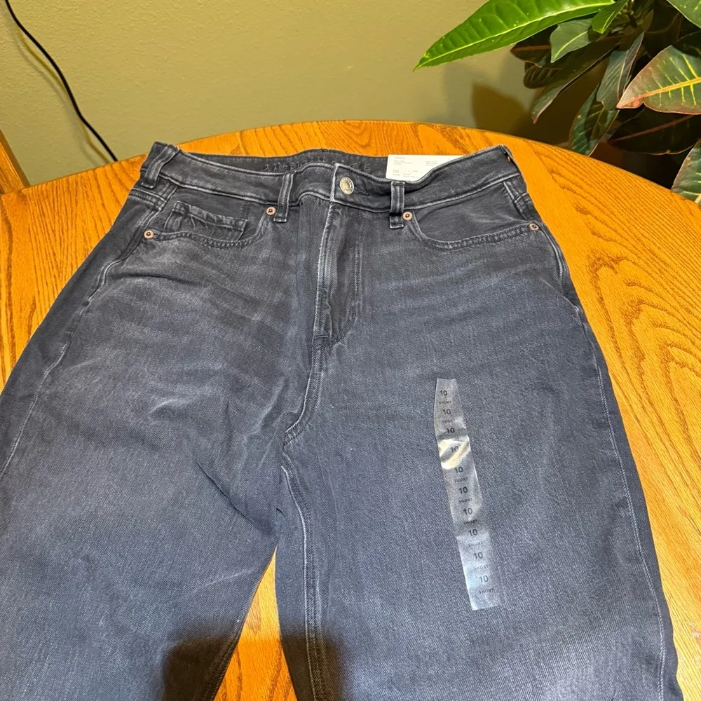 American Eagle  Mom Jean Distressed Knee Size 10 Short - Image 3