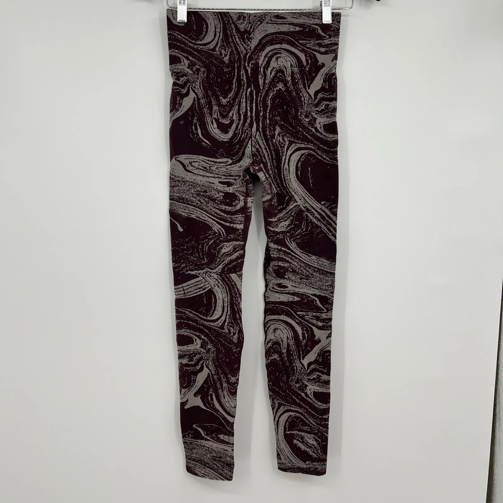 Athleta BUNDLE lot Aurora Shine tight Black & Cabernet Marble Seamless sz small - Image 4