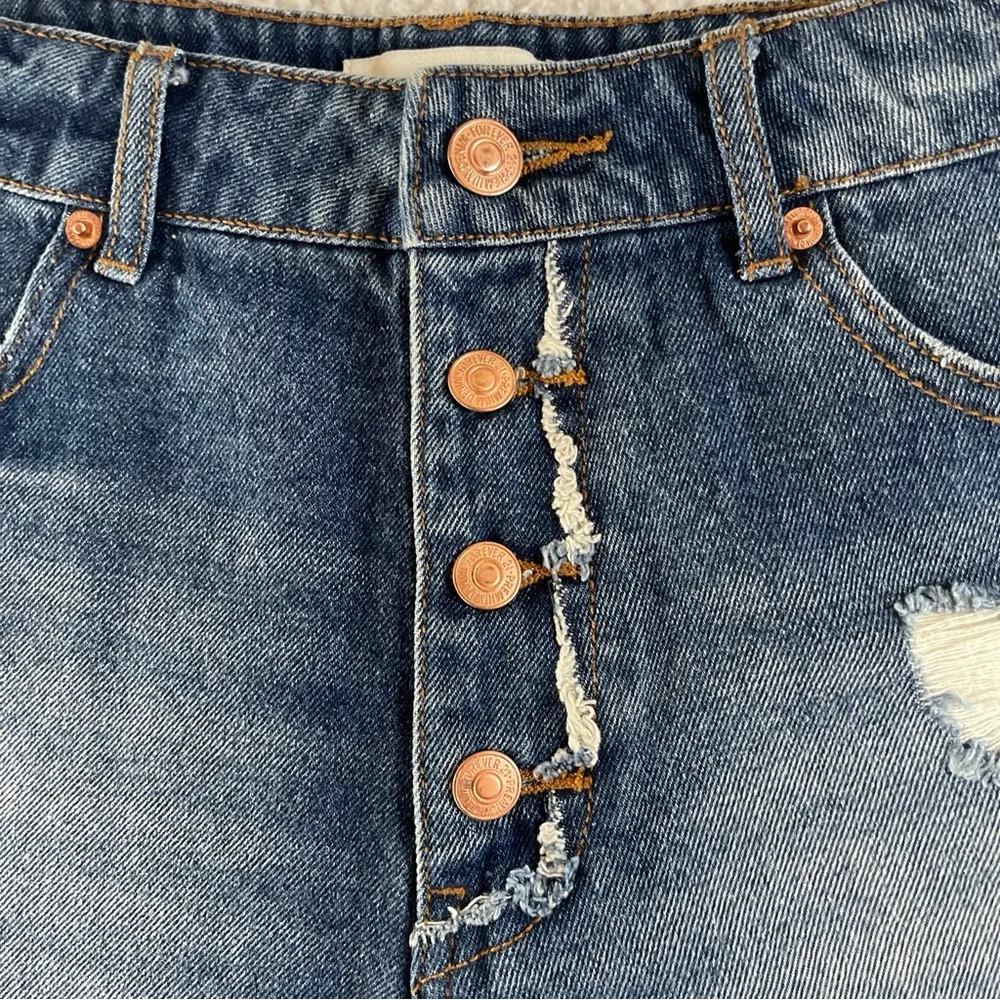 Forever 21 Distressed Button Denim Shorts Size 29 Raw Hem High Waist - Image 2