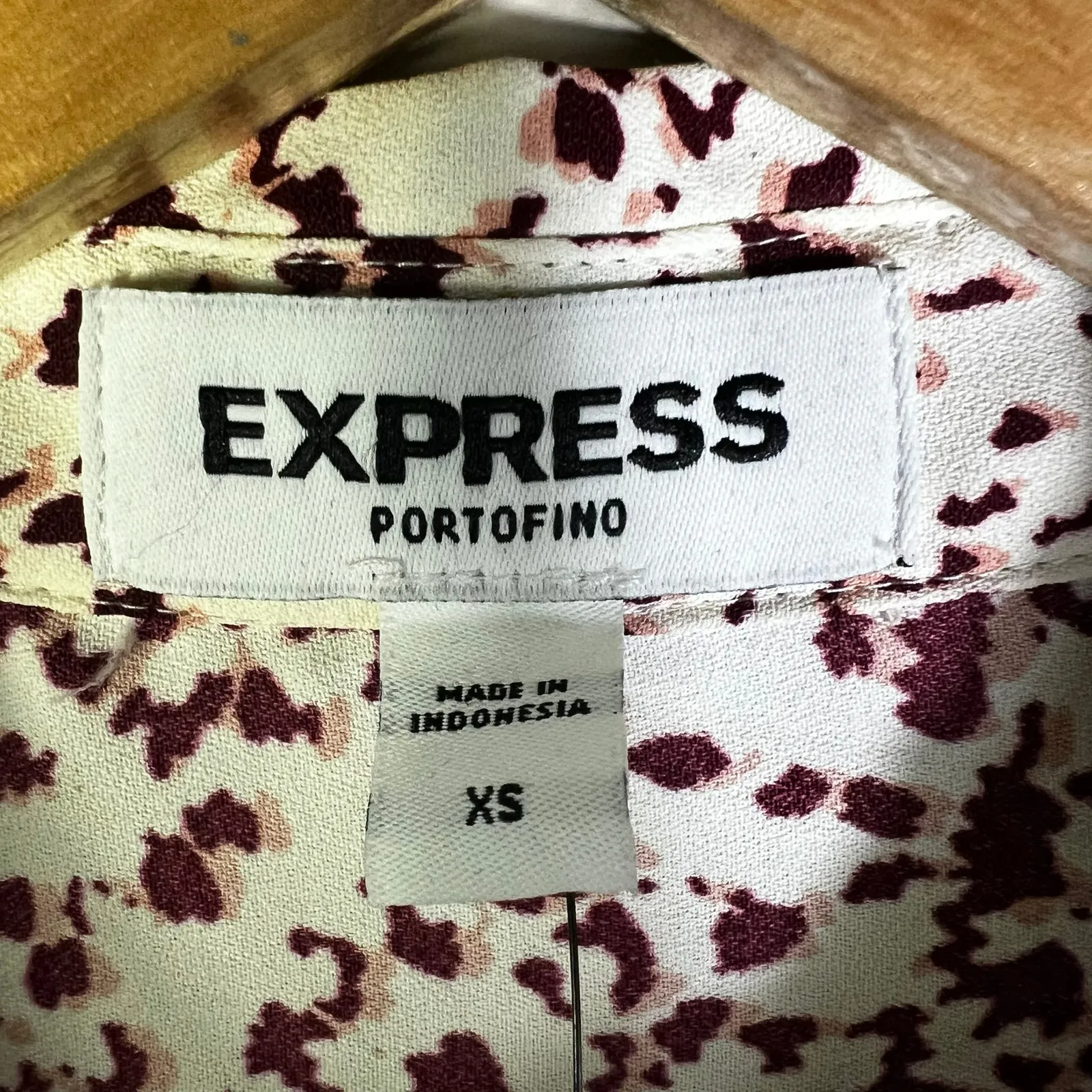 NWT Express Portofino Button Down Top Womens XS White Red Animal Print Career - Image 4