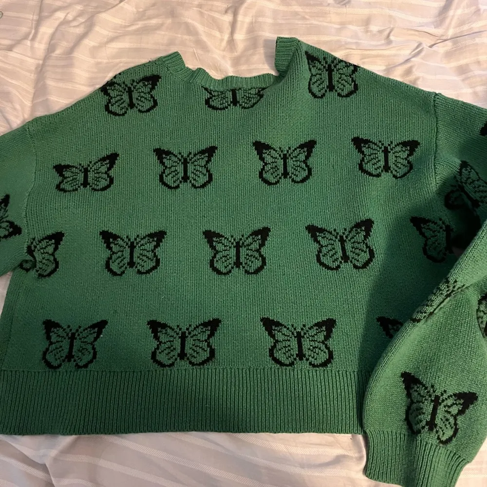 Green butterfly L.A. hearts sweater NWT - Image 4