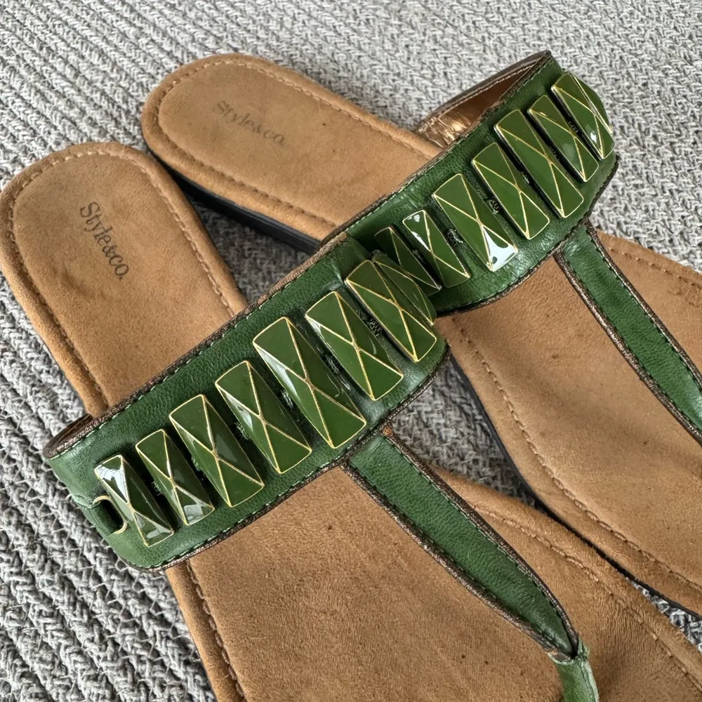 Vtg Y2K 90’s Style & Co. Green Metal Decal Embellished T Strap Flat Sandals Sz 9 - Image 5