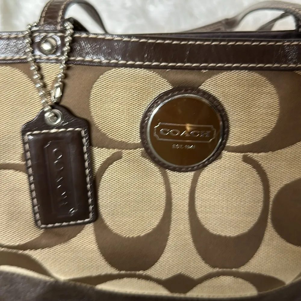 Two Tone Signature Medium Size Tote - Satchel F15112 - Image 10