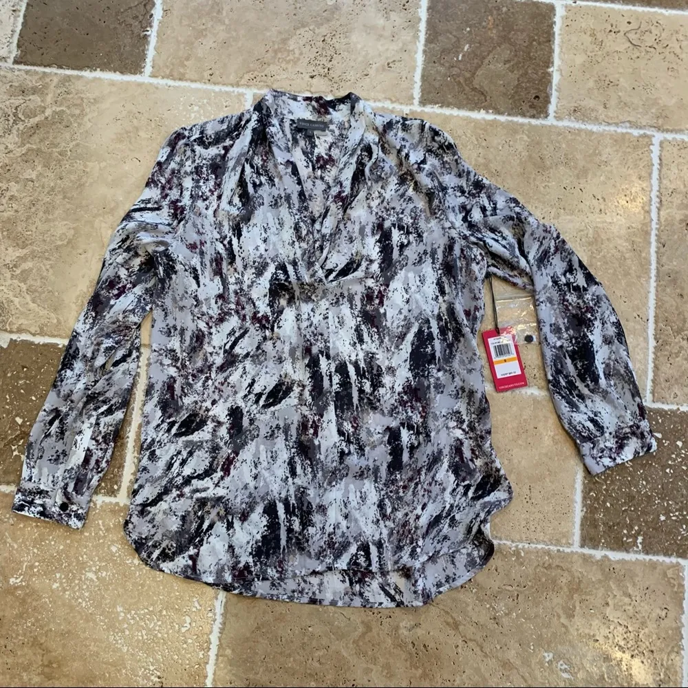 NWT Vince Camuto Printed V-Neck Long Sleeve Blouse S - Image 6