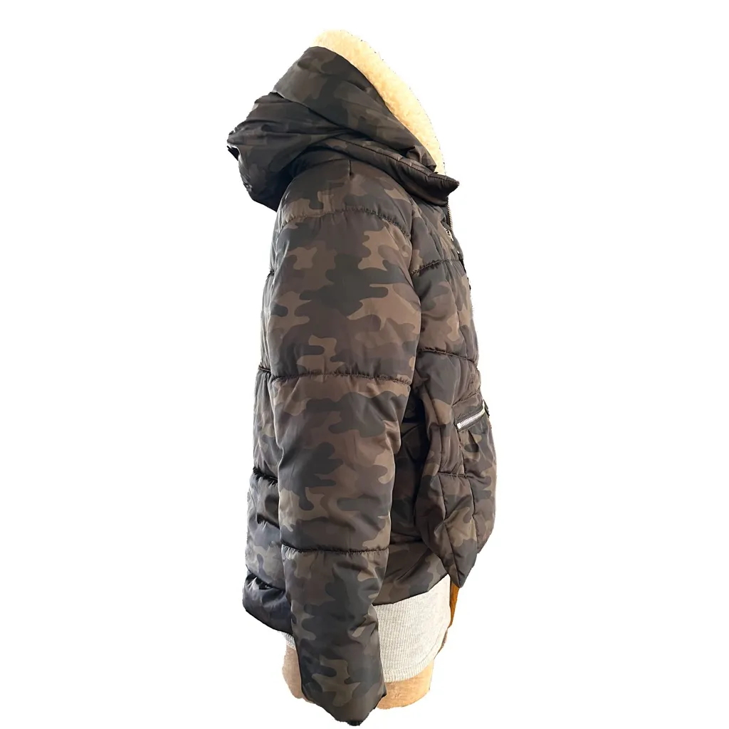 AVEC LES FILLES FAUX SHEARLING LINED HOOD SHORT UTILITY
PUFFER JACKET OLIVE CAMO - Image 3