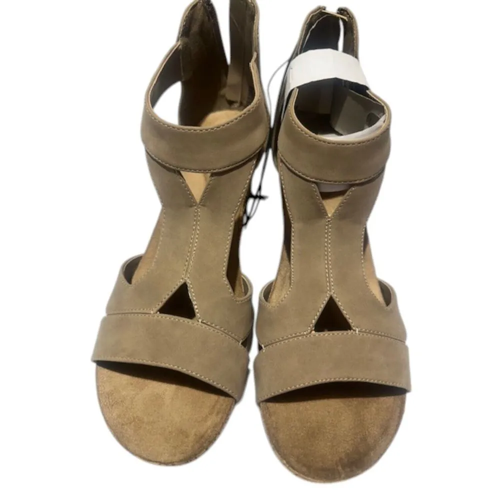 St. Johns Bay Taz Porchini Womens Sandals Size 10M Sand Memory Foam‎ - Image 3