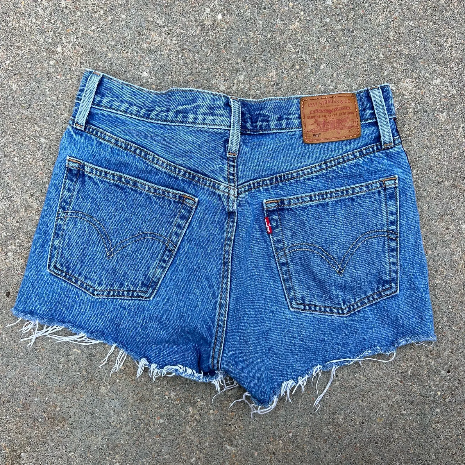 Levi's Spellout Side Ribbon 501 Fray Hem Button Fly Cutoff Jean Shorts Size 27 - Image 3