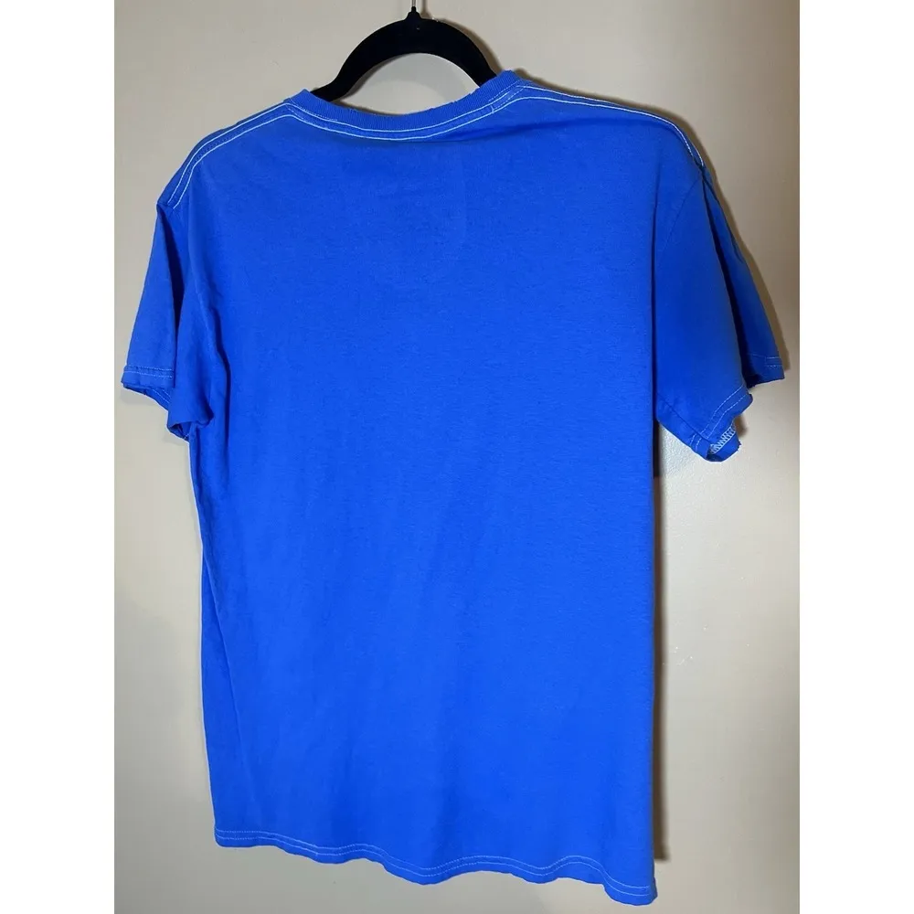 Pierce Archive Goodie Two Sleeve Graphic Shirt Med Scottish Whisky Print Retro Blue Size 8 - Image 2