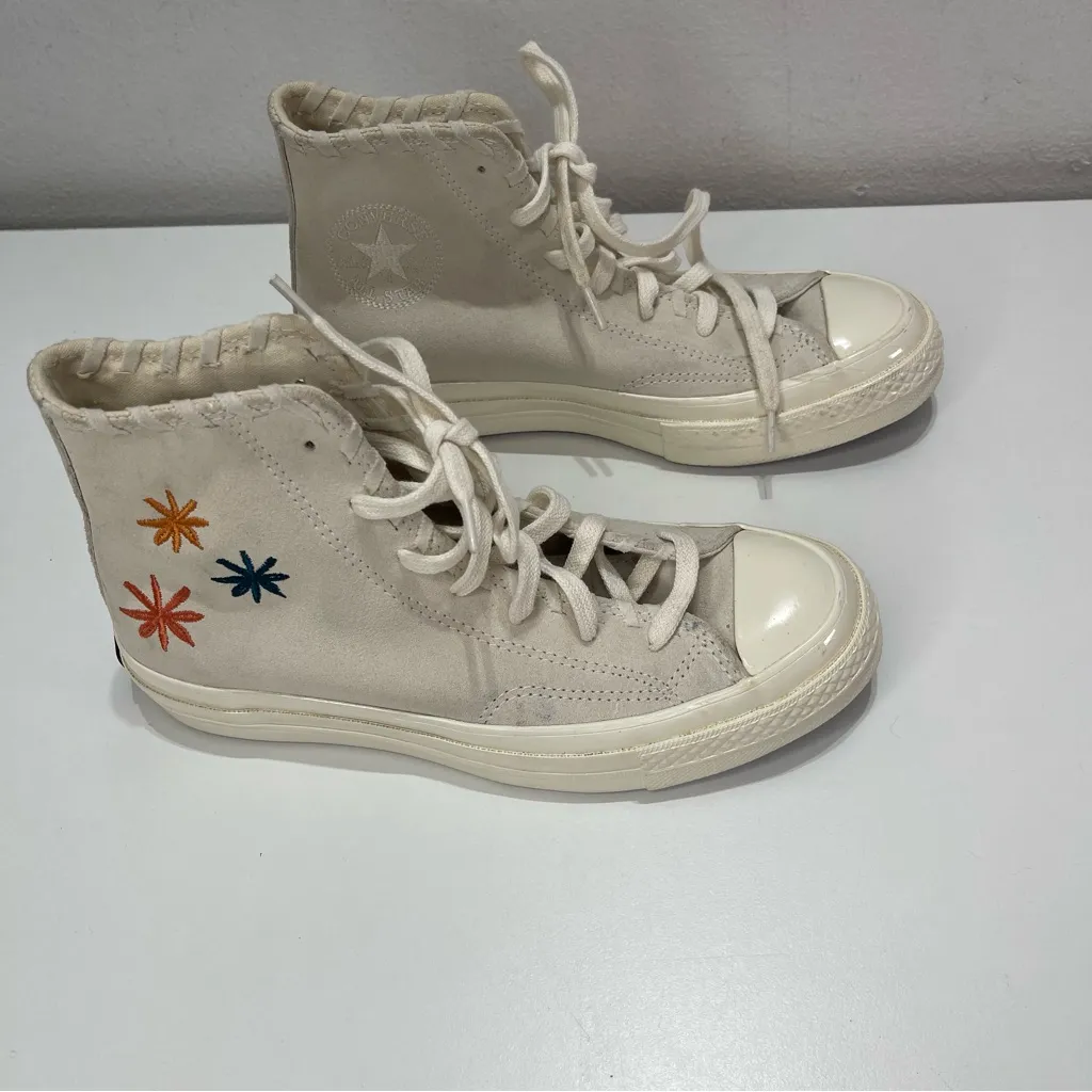 Converse All Star Chuck Taylor Wmn 6.5 Embroidered Floral Cream Leather Suede White - Image 4