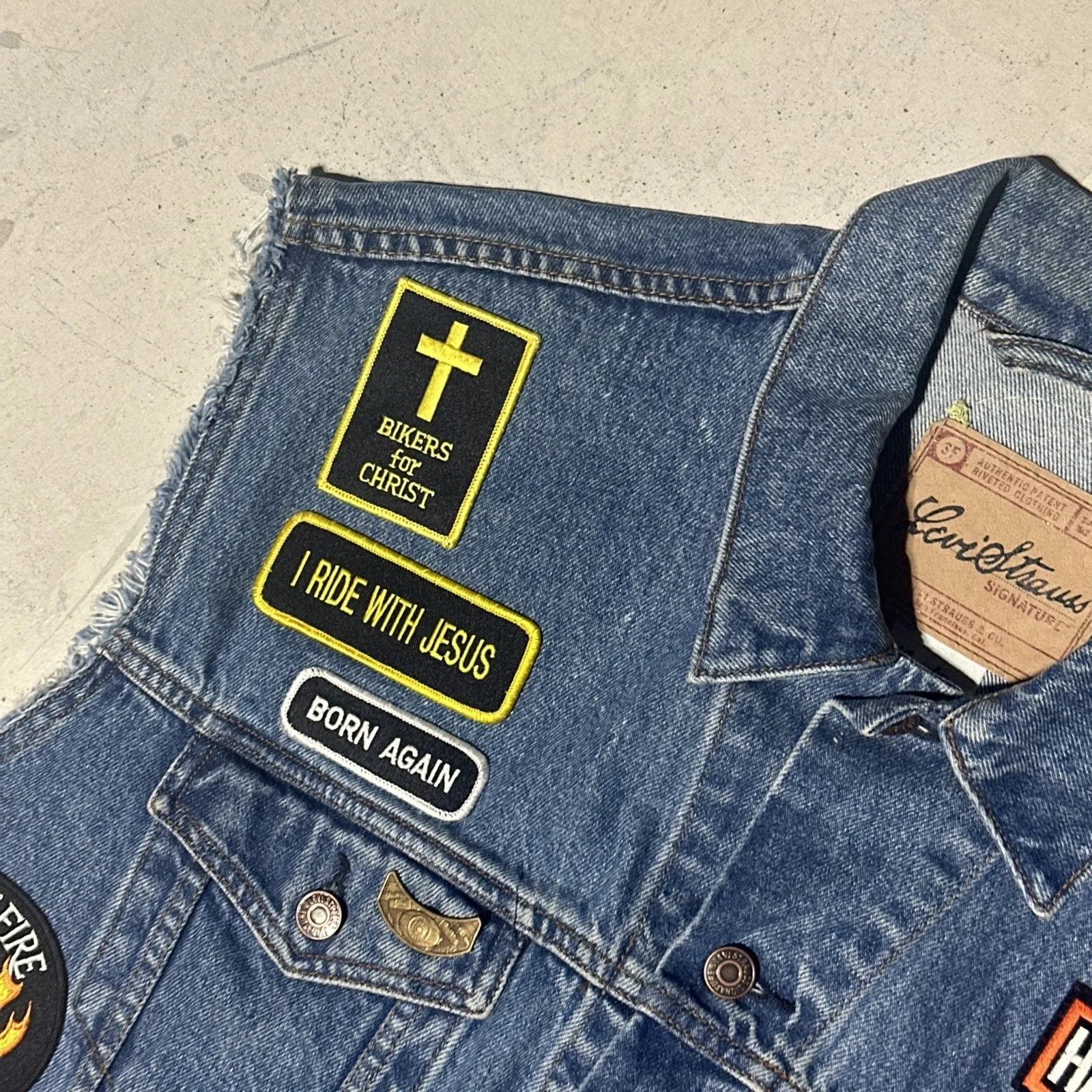 Vintage 90s Levi Denim Harley WWJD Riders For Christ CMC Patches Biker Vest HOG Blue Size L - Image 11