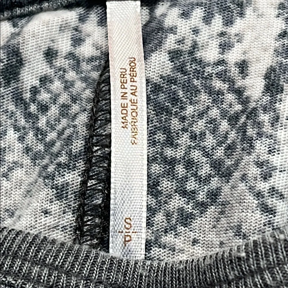 Gray Short Sleeve Tee with Elegant Pattern - Image 12