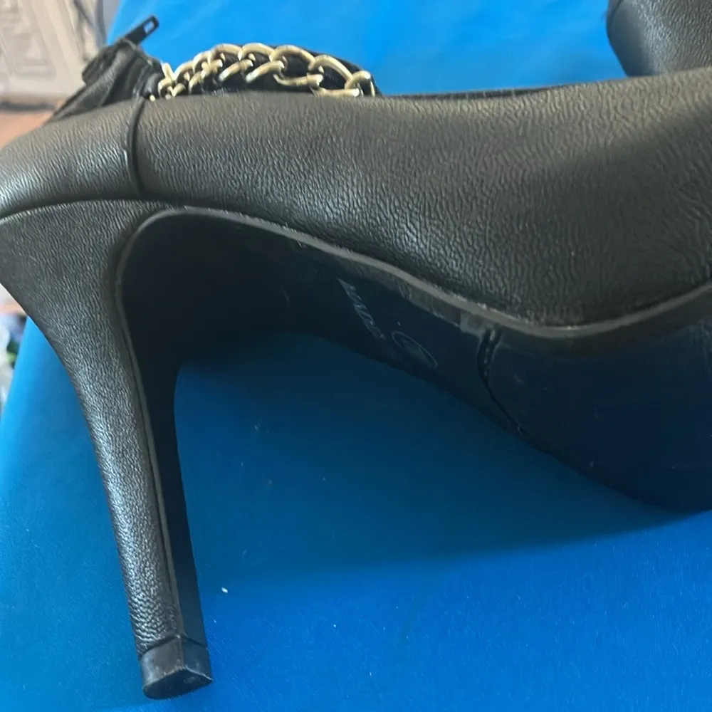 Madeline Black Women's Shoes with Gold Chain Detail 7 - Image 4