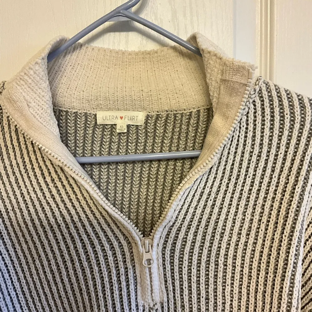 Gray and Cream V-Neck Sweater with Ribbed Texture - Image 3
