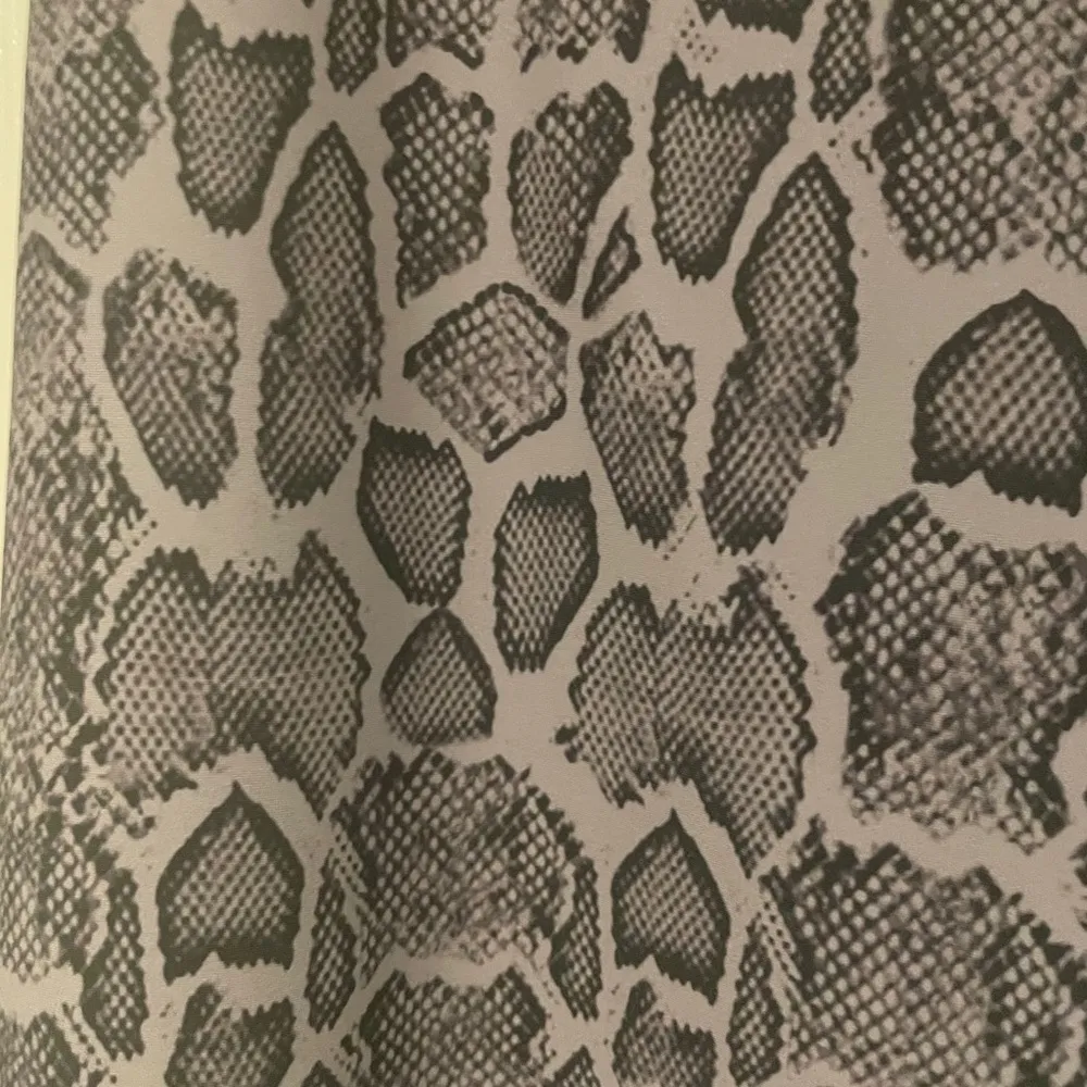 Onzie Gray Snakeskin Crop Leggings - Image 3