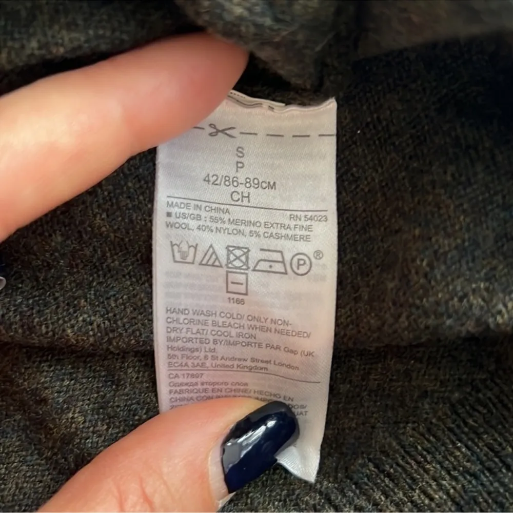 Banana Republic Cashmere Blend Sweater - Image 4