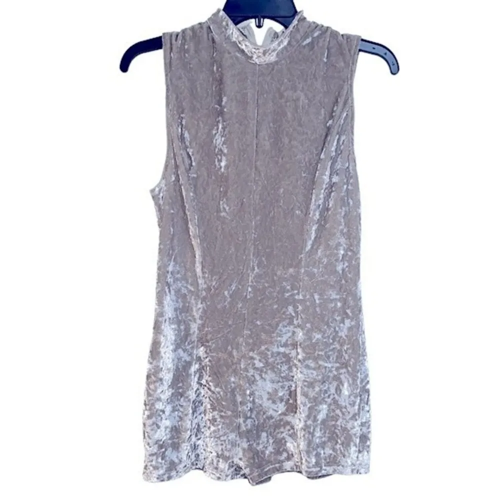 Rehab tan crushed velvet romper size large - Image 2