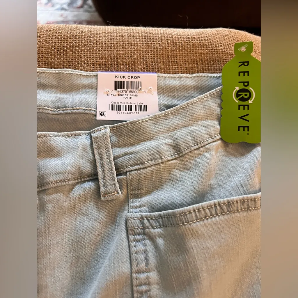 Light Blue NWT Frayed Hem Jeans Highrise kick crop sz 18 light wash button front - Image 3