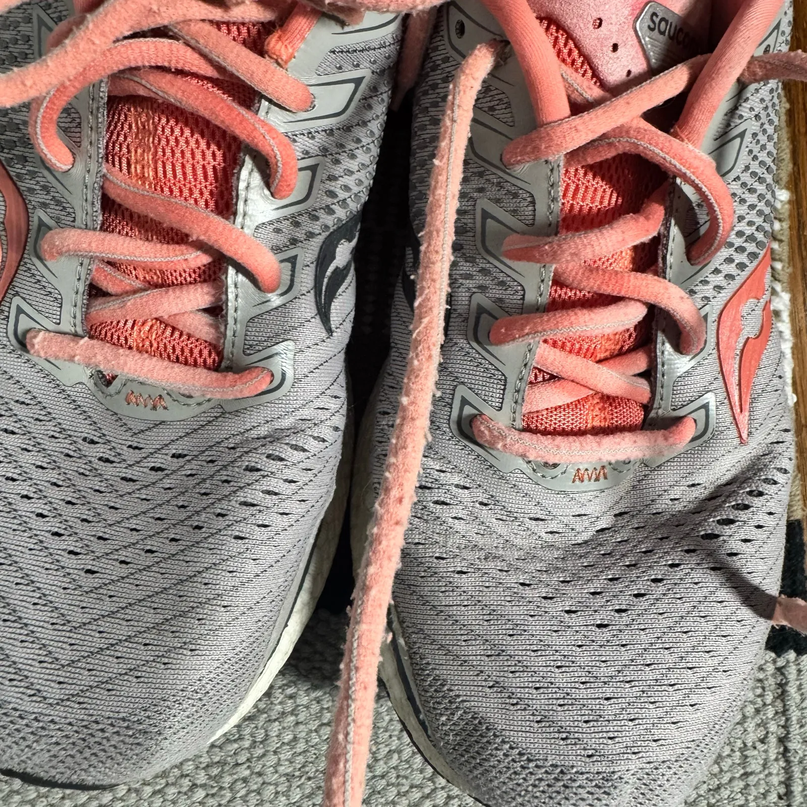 Saucony Triumph 18 Running Walk Shoe Sneaker Women 8.5 Gray Pink Comfort Casual - Image 11