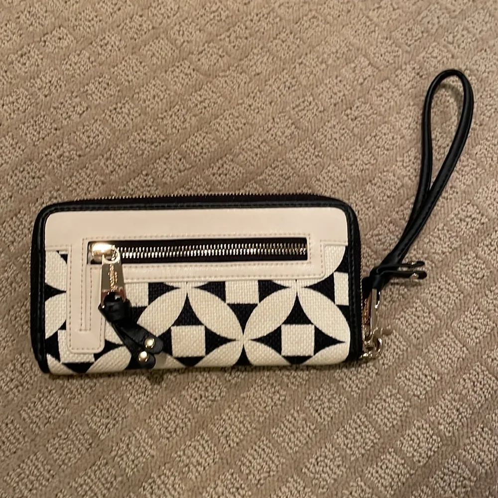Spartina Black and Cream Patterned Women's Wristlet - Image 2
