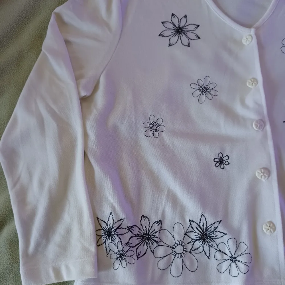 Drapers and Damons Women’s Button Front embroidered flowers top Sz Petit White - Image 3