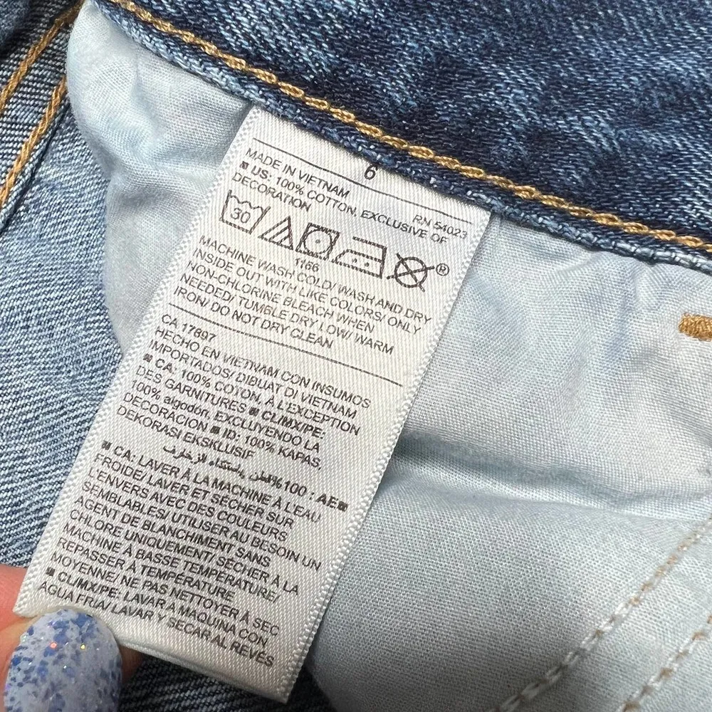 Old Navy Cutoff Boyfriend Denim Star Embroidered Jean Shorts Size 6 - Image 8