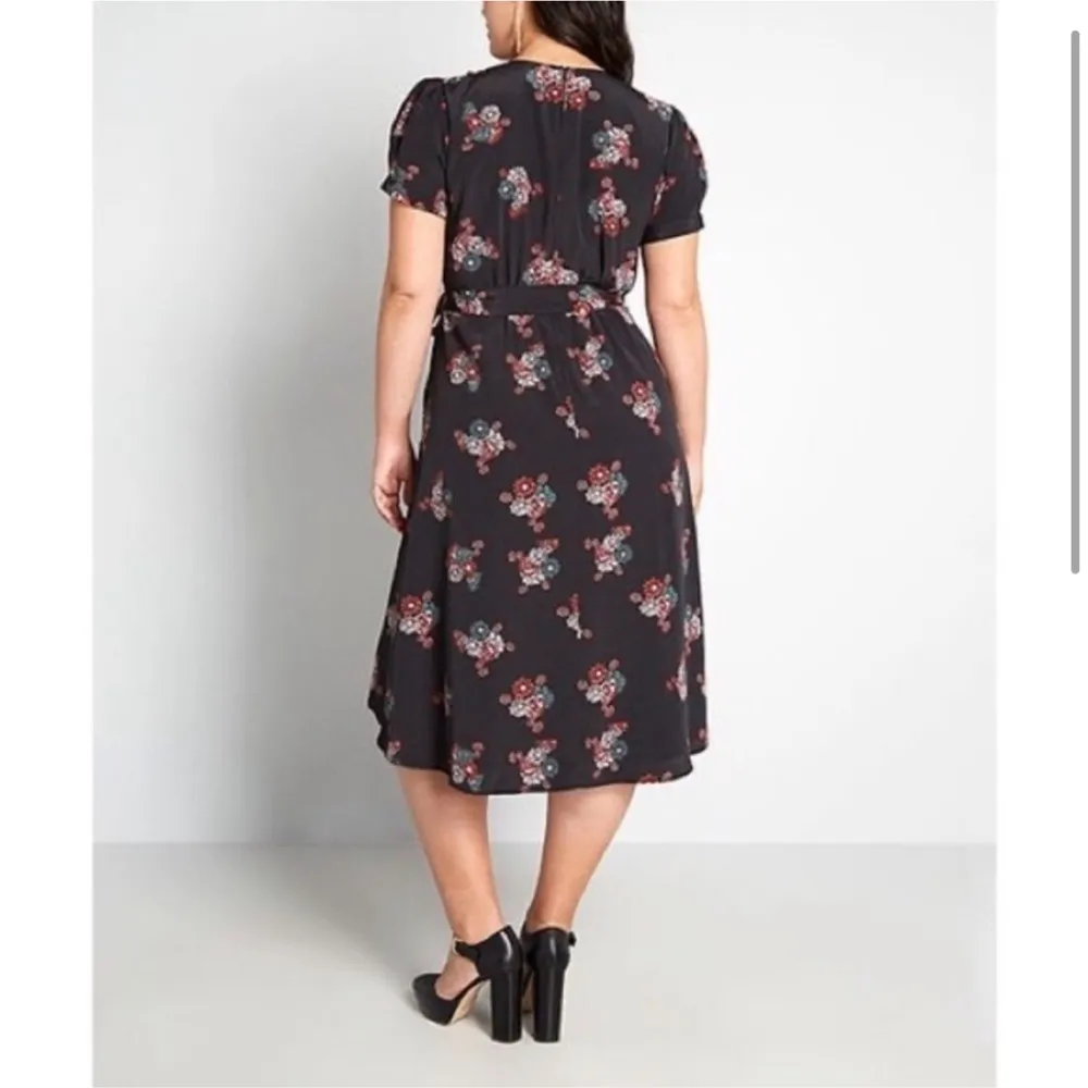 ModCloth Poetic Presence Surplice Floral Dress Black Small - Image 3