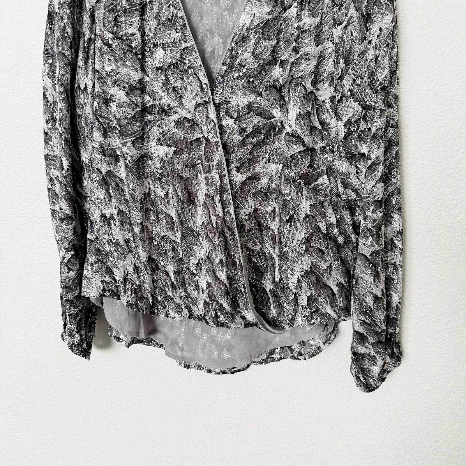 [White House Black Market] Silver Feather Print Surplice Long Sleeve Blouse Sz 4 - Image 4
